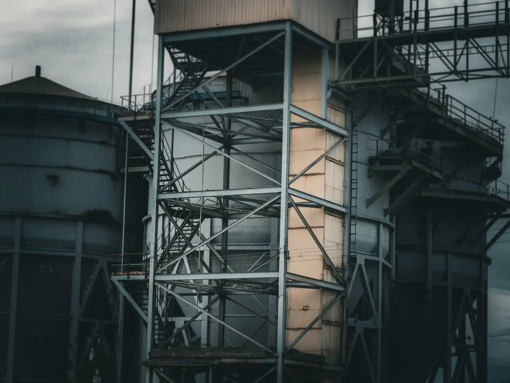 河北鹏豪钢结构厂房工程常用C型钢规格型号及选用要点正文配图 1